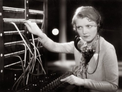 women-telephone-operators-at-work-12.jpg